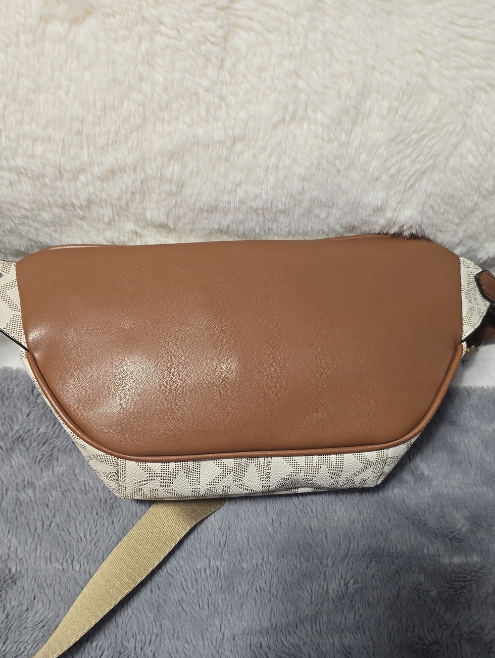 Michael Kors Beige Logo Crossbody Belt Bag with Gold Chain ✨️💖 - Picture 2 of 9